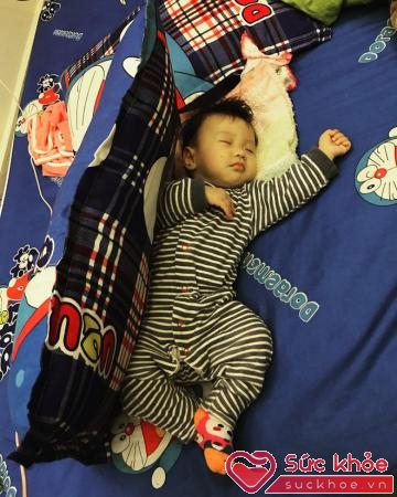 Dù là giấc ban ngày hay ban đêm, em bé mới 5,5 tháng tuổi cũng tự ngủ rất ngoan.