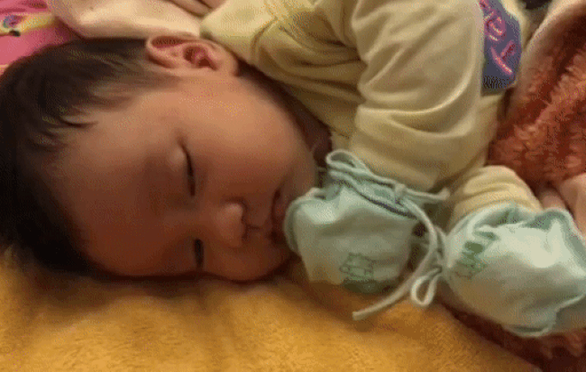 Bé 5 tháng tuổi tự ngủ khiến nhiều mẹ bất ngờ, ngạc nhiên.