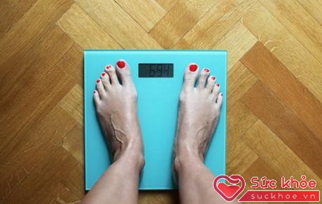 Cảm thấy tăng cân là những dấu hiệu khi cơ thể dư thừa protein.