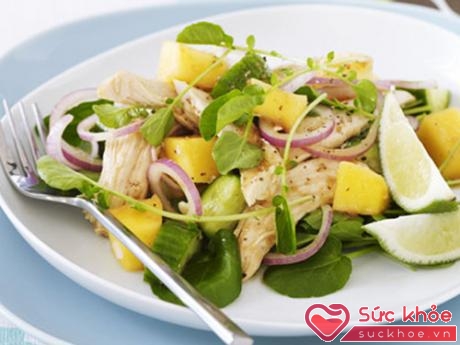 Salad sẵn được chế biến ngoài hàng cũng có thể không được rửa và tiệt trùng sạch sẽ nên mang theo mầm bệnh gây hại cho thai nhi