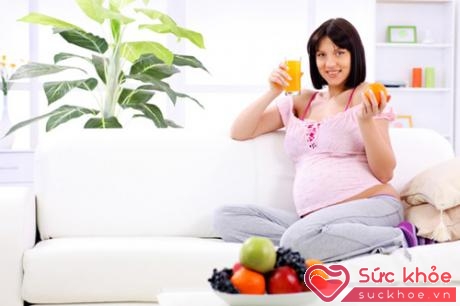 Mẹ bầu uống nước cam mỗi ngày sẽ giúp tăng sức đề kháng, ngăn ngừa các khuyết tật bẩm sinh ở thai nhi