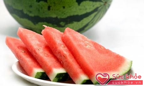 Dưa hấu là loại trái cây giải nhiệt tuyệt vời cho mùa hè và mang lại nhiều lợi ích sức khỏe. Cải thiện tim mạch và xương