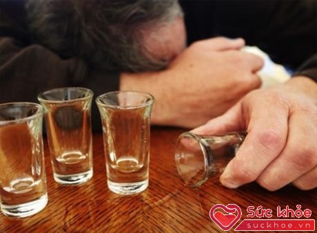 Uống rượu sẽ khiến người già suy dinh dưỡng, nặng là suy kiệt, cơ thể sẽ mệt mỏi triền miên