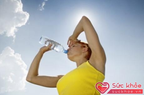 Người bị say nắng, say nóng không nên uống quá nhiều nước một lúc