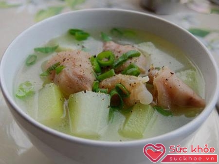 Canh bí đao nấu móng giò trị chứng huyết hư phong ngứa, da khô nhăn, vết sẹo, tàn nhang, mụn nhọt lâu lành.