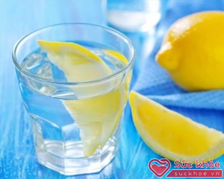 Uống nước chanh, dù là nóng hay lạnh cũng giúp thúc đẩy quá trình trao đổi chất trong cơ thể