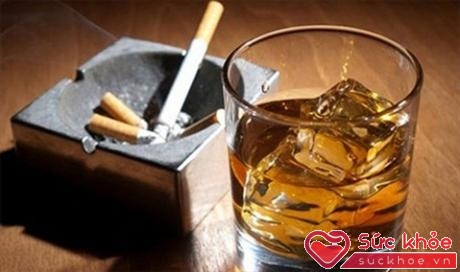 Hút thuốc và uống rượu là thói quen xấu ảnh hưởng nghiêm trọng tới xương khớp và cơ bắp (Ảnh: Healthnewsline)