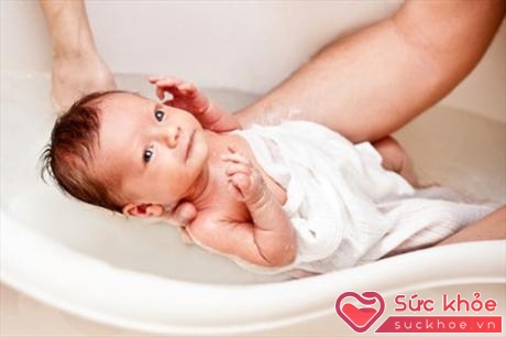 Với trẻ sơ sinh không nên tắm quá lâu trong mùa đông 