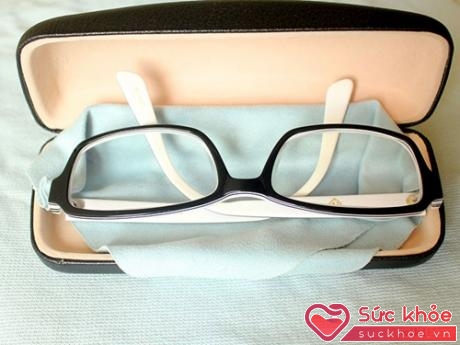 Hộp đựng kính mắt giúp bạn bảo vệ chiếc kính của mình khỏi mọi va đập khi không sử dụng