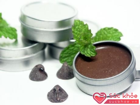 Tác dụng khắc phục đôi môi khô bằng chocolate. 