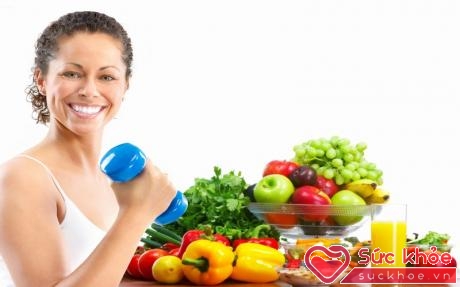 Phụ nữ cần một chế độ dinh dưỡng tốt ngay khi bước vào giai đoạn tiền mãn kinh bằng cách ăn uống đầy đủ, cân đối các chất.