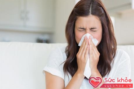 Chảy nước mũi hoặc nghẹt mũi xuất hiện cả ở cảm lạnh và cảm cúm