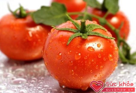 Nước ép cà chua cung cấp vitamin cho bé, giúp da mẹ bầu thêm sáng hồng. (Hình minh họa)