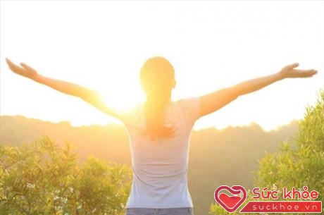Việc tiếp xúc với ánh sáng mặt trời ở một mức độ vừa phải giúp tăng khả năng tổng hợp vitamin D của cơ thể