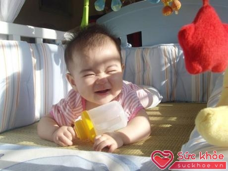 Các bà mẹ không nhất thiết phải bỏ hết quần áo của con, có thể mặc quần áo mỏng nhưng phải màu sáng. (Ảnh minh họa)