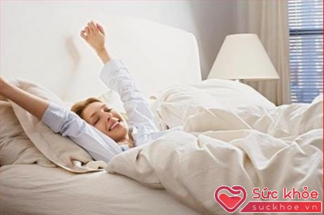 Sáng sớm thức giấc ngồi bật dậy, sẽ khiến cho huyết áp thay đổi đột ngột, dẫn đến đau đầu chóng mặt
