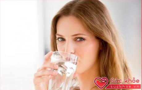 Nhiều người có thói quen uống nước lạnh vào buổi sáng để tinh thần được sảng khoái hơn