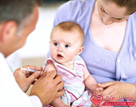 Tiêm vacxin phòng bệnh sởi cho trẻ