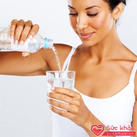Uống nước có thể giúp thuyên giảm tình trạng khô hạn 