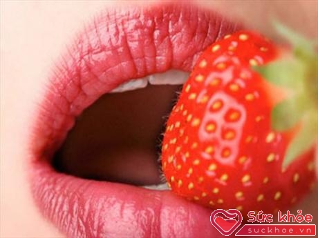 Những trái cây mọng nước rất có lợi cho đôi môi mềm mại