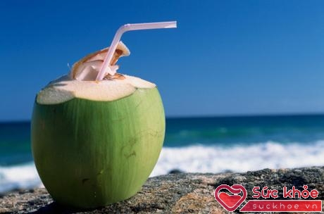 Nước của một quả dừa sẽ cung cấp cho bạn đủ lượng vitamin cần thiết trong một ngày làm việc