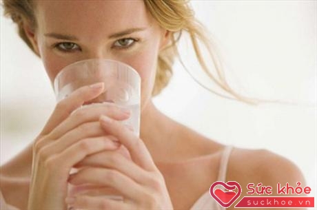 Khi biết được tác hại lên sức khỏe, bạn có thể phải nghĩ lại về thói quen uống nước đá của mình.