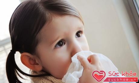 Nên dùng nước muối để trị chứng ngạt mũi cho trẻ nhỏ