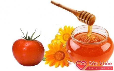 Dưỡng chất trong cà chua và mật ong không những giúp làm mờ các vết nám mà còn giúp làn da mịn màng hơn