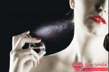 Không nên dùng nhiều nước hoa khi có da nhạy cảm.