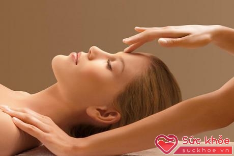 Massage mặt bằng các loại tinh dầu tự nhiên giúp mẹ sau sinh lấy lại độ đàn hồi của da mặt.(Ảnh minh họa)
