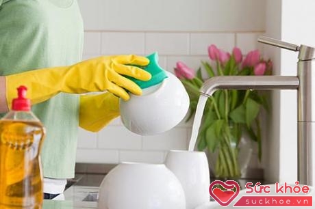 Sử dụng găng tay cao su để giặt đồ, rửa chén bát để bảo vệ đôi tay của bạn