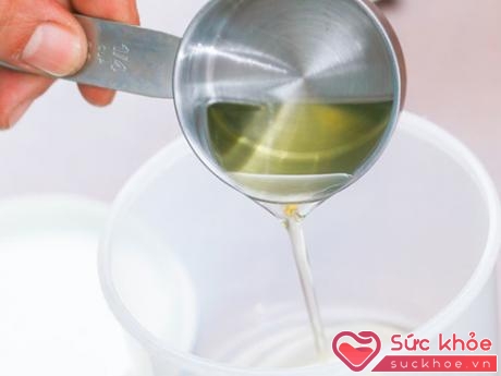 Cho dầu oliu và viên vitamin E vào lọ sạch