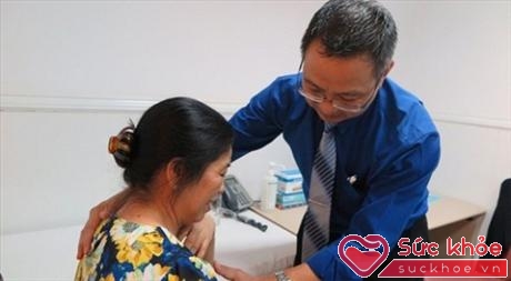 Bệnh nhân được khám miễn phí và tư vấn điều trị ung thư vú với những kỹ thuật tiên tiến tại BV Đa khoa Hồng Ngọc