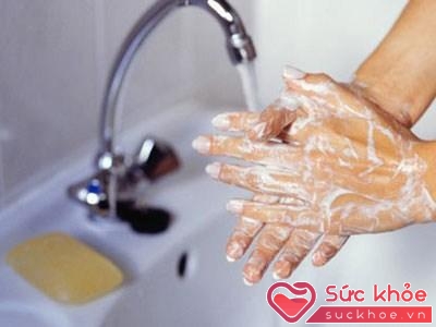 Rửa tay bằng xà phòng.