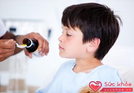 Uống thuốc là cần thiết khi trẻ bị ốm nhưng cần phải theo chỉ dẫn của bác sĩ