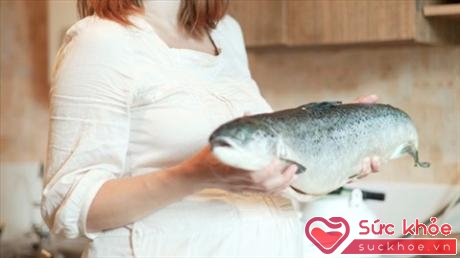 Bà bầu cũng không nên ăn quá nhiều hải sản để tránh nhiễm độc thủy ngân (Ảnh minh họa: Internet)