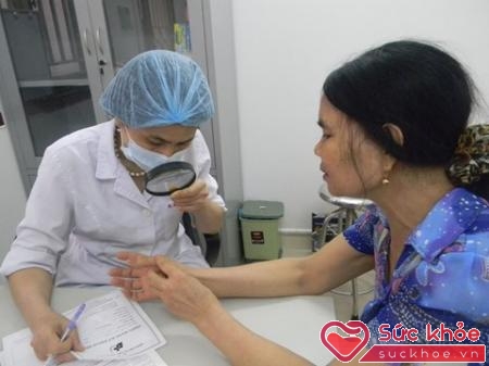 Khi bị nấm ngoài da phải đi khám chuyên khoa da liễu và tuân thủ theo chỉ định của bác sĩ.