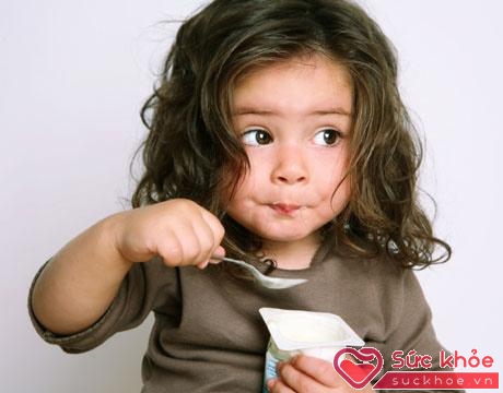 Ăn quá nhiều sữa chua không tốt cho sức khỏe của trẻ (Ảnh minh họa).