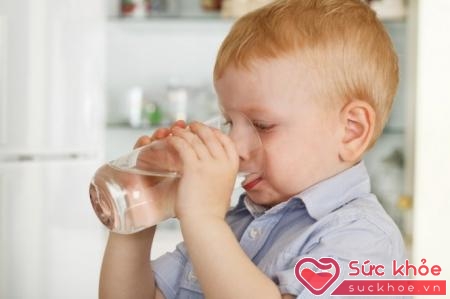 Cho trẻ uống nhiều nước hơn bình thường khi bị tiêu chảy