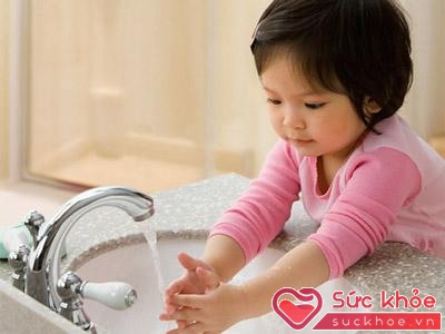 Cần hướng dẫn trẻ thực hiện các biện pháp vệ sinh nhằm phòng ngừa tiêu chảy