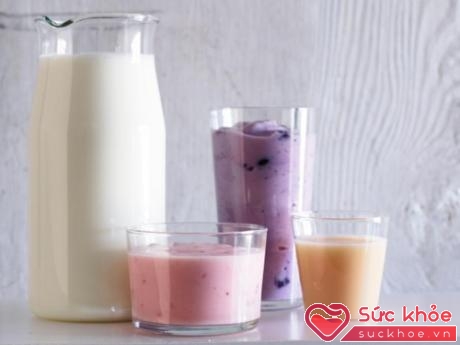 Sữa chua có chứa rất nhiều vi khuẩn có lợi đặc biệt là probiotic, có tác dụng giúp bé cải thiện hệ tiêu hóa và chống lại bệnh tật, nhất là những bệnh phổ biến như bệnh cảm lạnh, nhiễm trùng tai và viêm họng