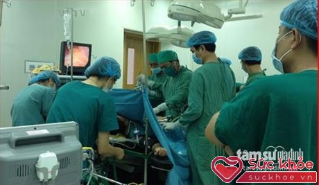 Bà Phạm Thị V. đang được các bác sĩ tiến hành gây mê chuẩn bị ca phẫu thuật