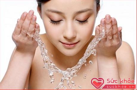 Rửa mặt là bước đầu tiên trong quy trình dưỡng da.