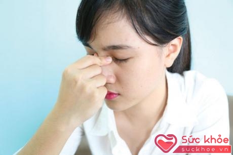 Triệu chứng phổ biến mà nhiều người hay than phiền nhất là đau tức vùng trán và/hoặc gò má