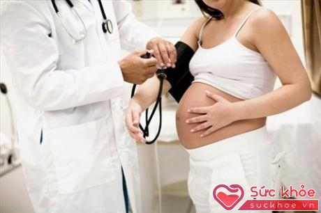 Phụ nữ có thai cần kiểm tra huyết áp thường xuyên. (Ảnh minh họa: Internet)