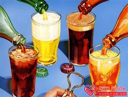 Những người mắc bệnh về gan hạn chế uống các loại nước ngọt có gas, rượu, bia...
