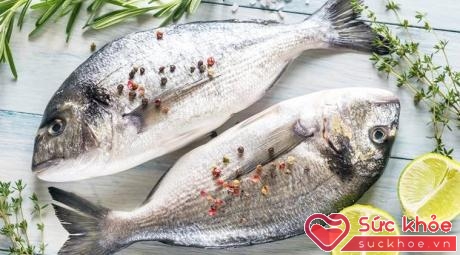 Ăn cá béo 4 lần mỗi tuần có thể giúp tăng hàm lượng cholesterol tốt và ngăn ngừa nguy cơ mắc bệnh tim