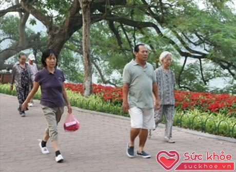 Hoạt động thể lực khoa học, hợp lý như đi bộ nhẹ nhàng, chăm sóc cây cối rất tốt cho người bệnh sau nhồi máu cơ tim. Ảnh: Trần Minh