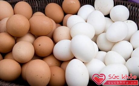 Trứng gà nâu thường có giá đắt hơn so với trứng gà trắng. Ảnh: Livestrong.