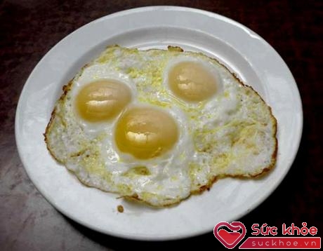 Ăn nhiều lòng đỏ trứng gà có thể khiến con người dễ mắc bệnh xơ vữa động mạch như người hút thuốc lá. (Ảnh minh họa)